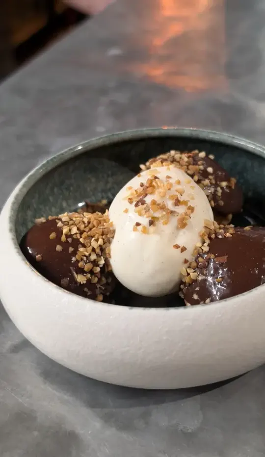 Mousse au chocolat nappée de caramel et parsemée de nougatine