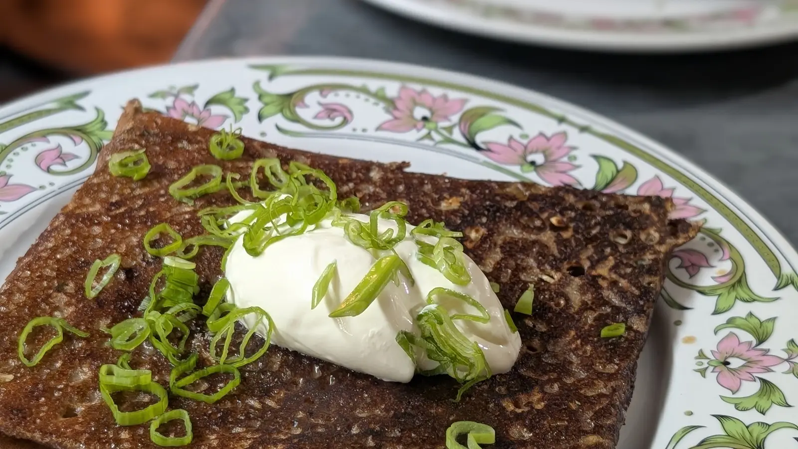 Galette de blé noir à la crème et à la ciboulette, servie sur la faïence fleurie de Mamilig