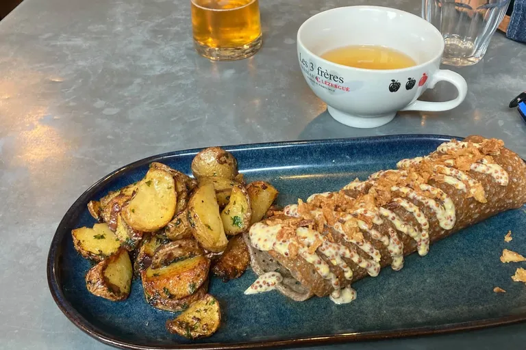 La Gironnaise, galette roulée à la saucisse et à la moutarde, chez Mamilig
