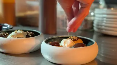 Profiteroles maison nappées de sauce chocolat, dressées au passe
